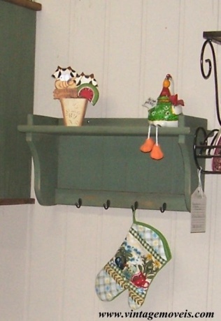 Prateleira com Ganchos Verde Musgo Envelhecido (0,54L x 0,20P x 0,27A)